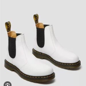 DR MARTENS 2976 yellow stitch smooth leather Chelsea boots